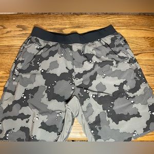 Fabletics Men’s Fundamental Short Size XL. Gray Camo
